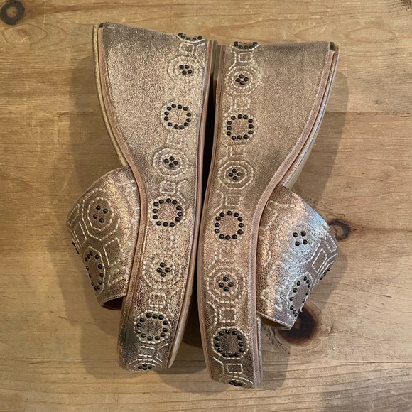 Donald Pliner Gold Bronze Studded Wedge Sandals Spring Summer Boho Festival 8M - Picture 1 of 4